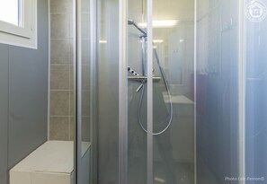 Dusche, Haartrockner, HandtĂŒcher