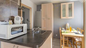 Réfrigérateur, micro-ondes, four, plaque de cuisson