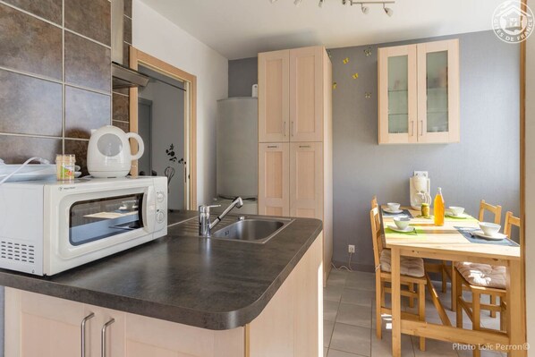 Réfrigérateur, micro-ondes, four, plaque de cuisson