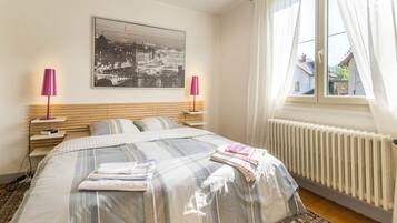 2 slaapkamers, een strijkplank/strijkijzer, reisbedje, gratis wifi