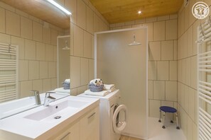 Shower, hair dryer, towels