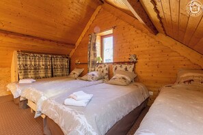 A cozy wooden cabin with two beds, each with a pillow and a blanket. - L'ecoliere - Valmeinier (VALMEINIER)