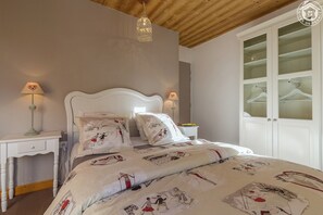5 bedrooms, iron/ironing board, free WiFi, bed sheets