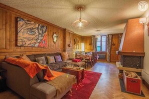 TV, fireplace, DVD player