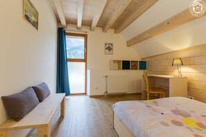 4 chambres, fer et planche à repasser, lit de bébé portatif