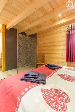 5 bedrooms, iron/ironing board, travel crib, free WiFi