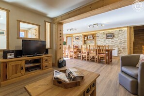 Een televisie, een dvd-speler en een stereo