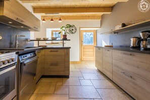 Een koelkast, een magnetron, een oven, een kookplaat