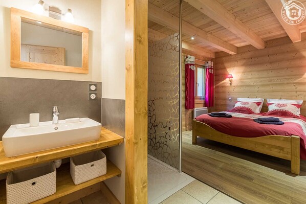 5 slaapkamers, een strijkplank/strijkijzer, reisbedje, gratis wifi