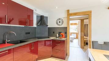 Een koelkast, een microgolfoven, een oven, een kookplaat