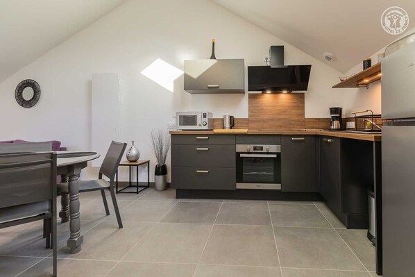 Frigorifero, microonde, forno, piano cottura