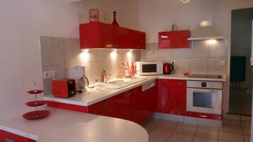 Frigorifero, microonde, forno, piano cottura