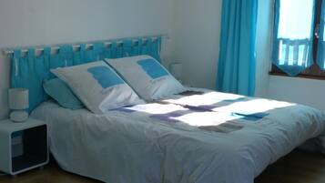 3 bedrooms, iron/ironing board, travel crib, free WiFi