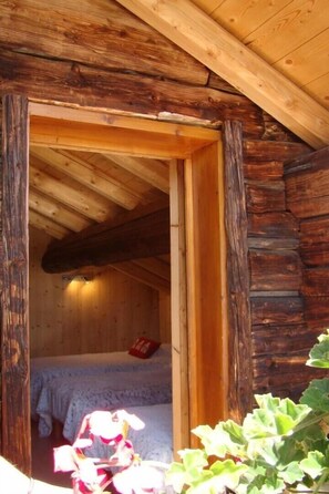 5 habitaciones, tabla de planchar con plancha y cuna de viaje 