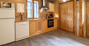 Réfrigérateur, four à micro-ondes, un four, surface de cuisson