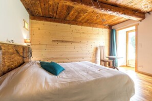 3 quartos, ferros/tábuas de passar roupa, berço de viagem