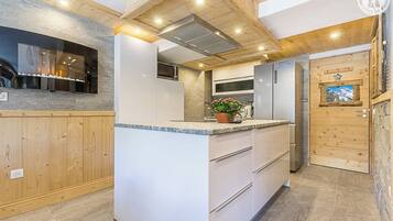 Een koelkast, een microgolfoven, een oven, een kookplaat