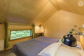 2 bedrooms, iron/ironing board, travel cot, free WiFi