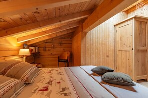 4 quartos, ferros/tábuas de passar roupa, berço de viagem