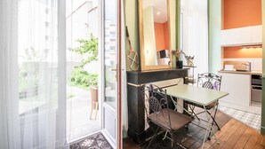 Eine moderne Küche mit Essbereich, einem großen Spiegel und Blick ins Freie.