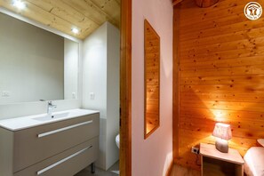 Bañera, secador de pelo, toallas