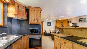 Kylskåp, mikrovågsugn, ugn och spishäll