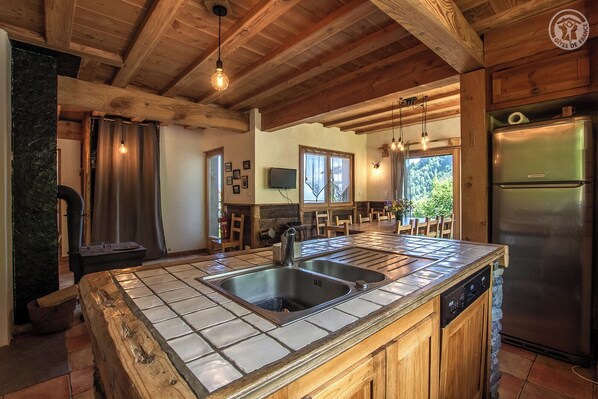 Fridge, microwave, oven, stovetop - Chalet DU Coin - Grand Appartement (SAINT COLOMBAN DES VILLARDS)