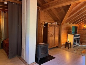 Iron/ironing board, travel cot, bed sheets