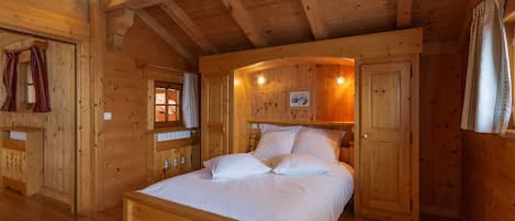 5 bedrooms, iron/ironing board, travel cot, free WiFi