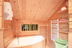 Bathtub, hair dryer, towels - LE Chalet DES Forestiers (NOTRE DAME DU PRE)
