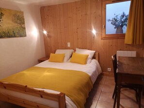 3 bedrooms, iron/ironing board, travel cot, free WiFi