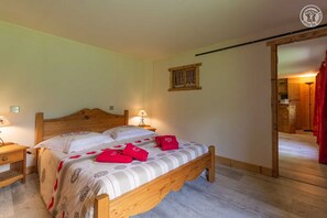2 slaapkamers, een strijkplank/strijkijzer, reisbedje, gratis wifi