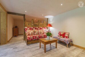 2 bedrooms, iron/ironing board, travel cot, free WiFi