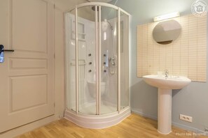 Dusche, Haartrockner, Handtücher