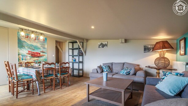 A living room with a dining area, a sofa set, a coffee table, and a lamp. - LES Cachouds - LE Bourget-du-lac (LE BOURGET DU LAC)