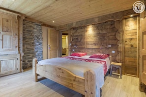 5 habitaciones, tabla de planchar con plancha y cuna de viaje