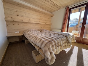 5 bedrooms, iron/ironing board, travel crib, free WiFi