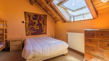 3 slaapkamers, een strijkplank/strijkijzer, reisbedje, gratis wifi