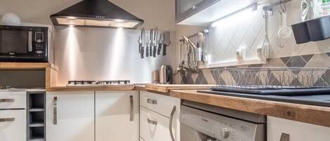 Réfrigérateur, micro-ondes, four, plaque de cuisson