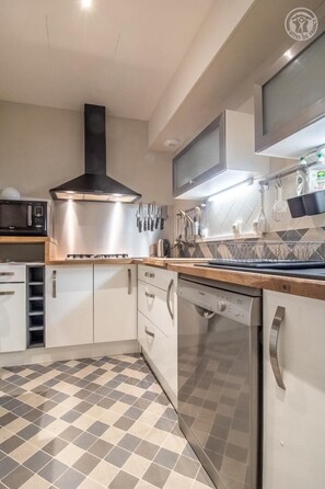 Frigorífico, microondas, horno y placa de cocina