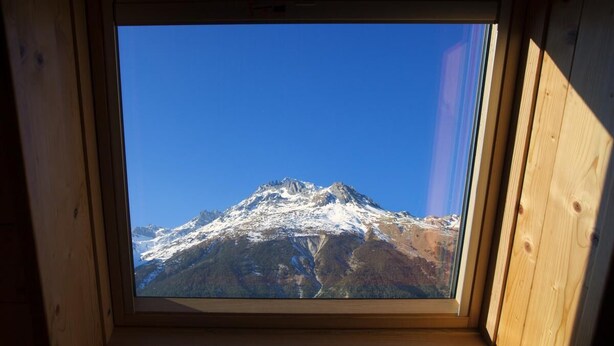 A skylight with a view of a snow-capped mountain. - Chalet DES Alpes - Val-cenis (VAL CENIS)