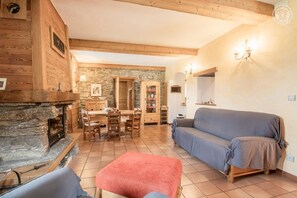 Televisión y chimenea 