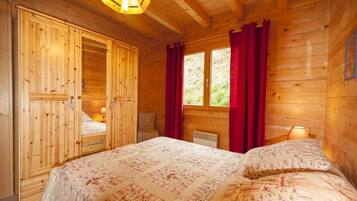 4 slaapkamers, een strijkplank/strijkijzer, reisbedje, gratis wifi