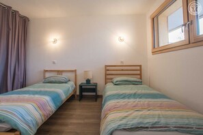 Bügeleisen/Bügelbrett, Reisekinderbett, kostenloses WLAN, Bettwäsche