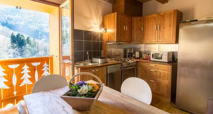 A 30km D'albertville et à 40km de Chambéry, Dominant le Val Gelon, Petite Vallée Située Entre le Par