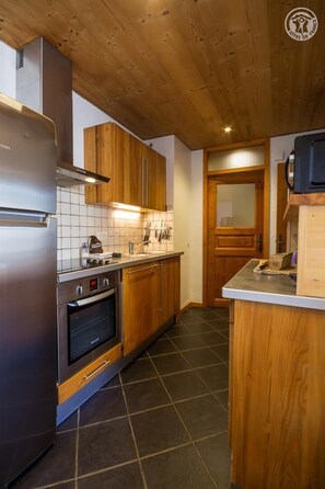 Fridge, microwave, oven, stovetop - Chez LE Marquis DU Pontet 3 (VALLOIRE)