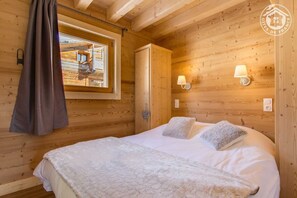 5 bedrooms, iron/ironing board, travel crib, free WiFi