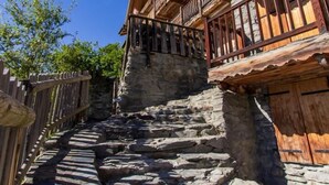 Una escalera de piedra que lleva a un edificio de madera con balcones.