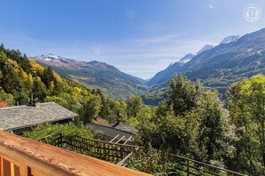 A scenic mountain view with a wooden deck overlooking a valley. - LE Turia - LA Rosiere-montvalezan (LA ROSIERE MONTVALEZAN)
