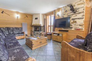 Smart TV, fireplace, DVD player, stereo